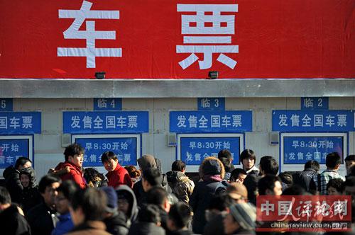 北京火车站临时售票窗口前，人流如织。摄影：翁奇羽