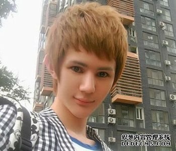 “时尚妖男”马里山的发型秀