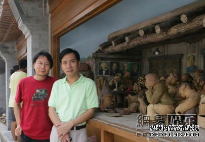 本山传媒集团艺术总监刘双平(右)与陶艺家汉方在“刘老根陶艺长廊”。