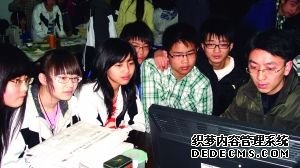 研究性学习活动为学生创造自主、团结的学习环境。