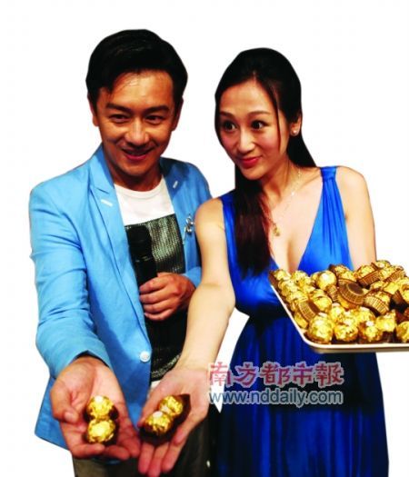 7月底综艺天堂,夫妇俩在为《活佛济公2》做宣传时,向现场工作人员派发新婚喜糖。
