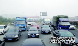 昨天,北京地区遭遇大雾天气,造成高速公路部分路段封闭。图为京开高速因大雾天气造成严重拥堵。晨报记者 史春阳/摄