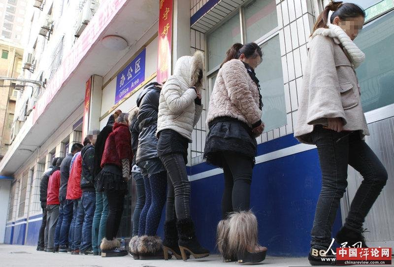 2012年12月7日，西安，20多嫌疑人被抓获，穿着时尚的妙龄女子是利用微信引诱男子消费的诱饵。（华商报 汤继颖/CFP）