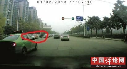 成都紫瑞大道4车连环追尾现场。图据网友微博