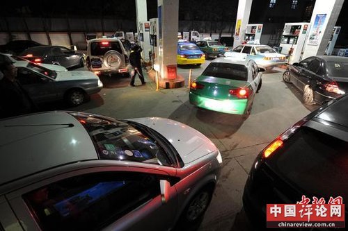 专家：国际油价大跌促成国内元宵节上调油价