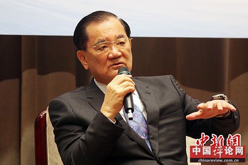 连战偕同夫人抵达桃园机场 称将去拜访老朋友