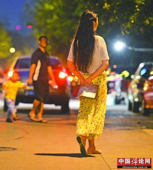成都一父亲反对女儿上大学 称捡垃圾都比读书强