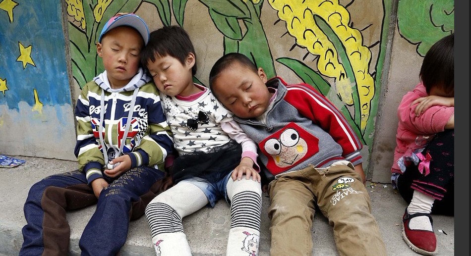 幼教点教室阴暗潮湿 孩子靠墙午睡