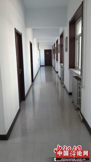 图为张家口市桥东区国土资源局工作人员集体出去排练唱歌，楼道里空空的。　宋锦丰　摄