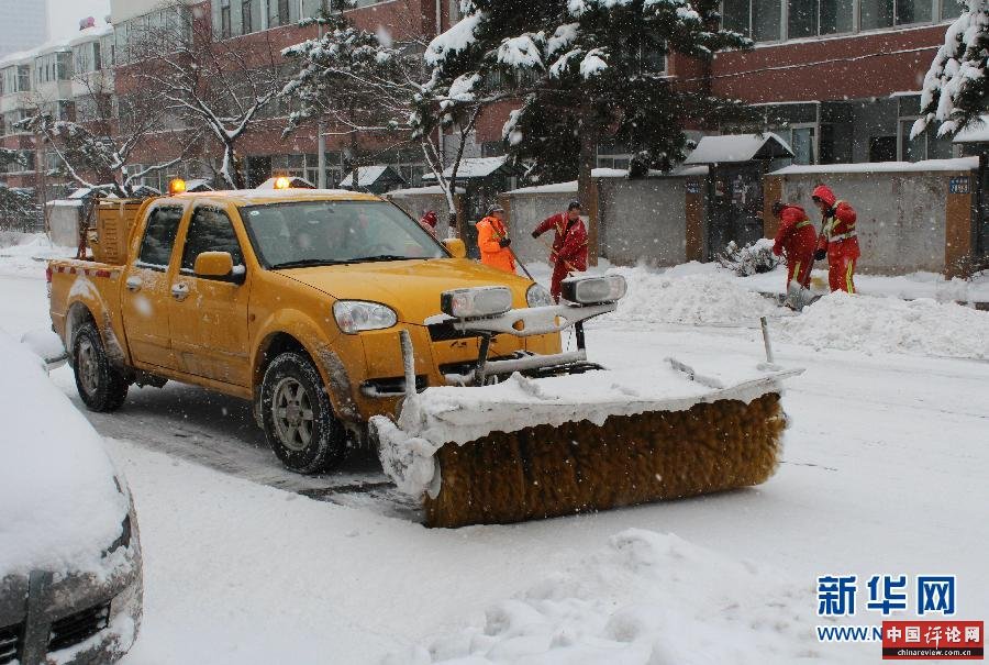 (关注东北大雪)长春环卫部门奋力扫雪