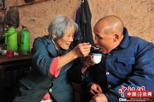 湖北88岁老妇养育残疾继子39年从未想过放弃（图）