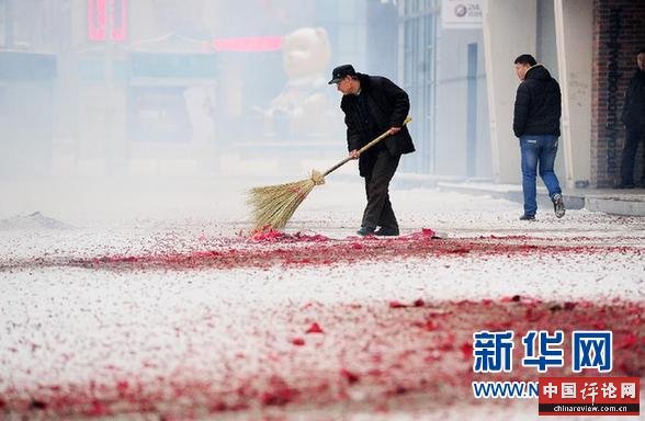 （社会）（5）上班首日“开门炮” 污染不少环卫忙 