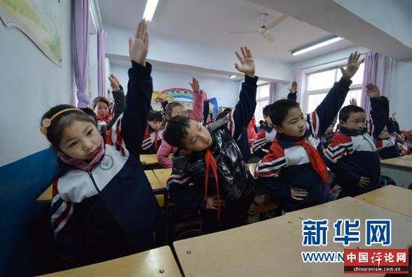 #（生态）（2）开学首日遇雾霾 学生室内做体操
