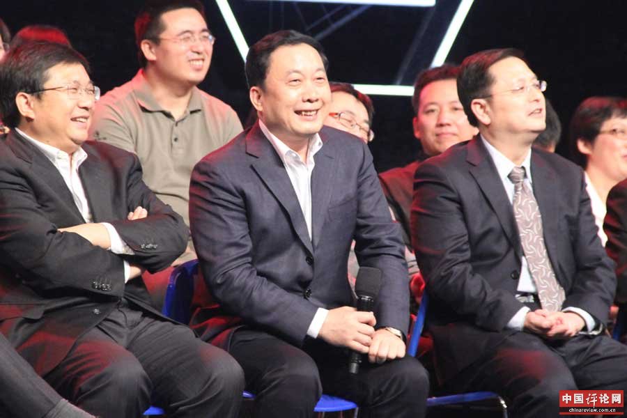 国信办专职副主任 任贤良（右二）