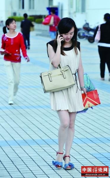 大学男生图书馆留言 投诉女生穿着暴露影响学习