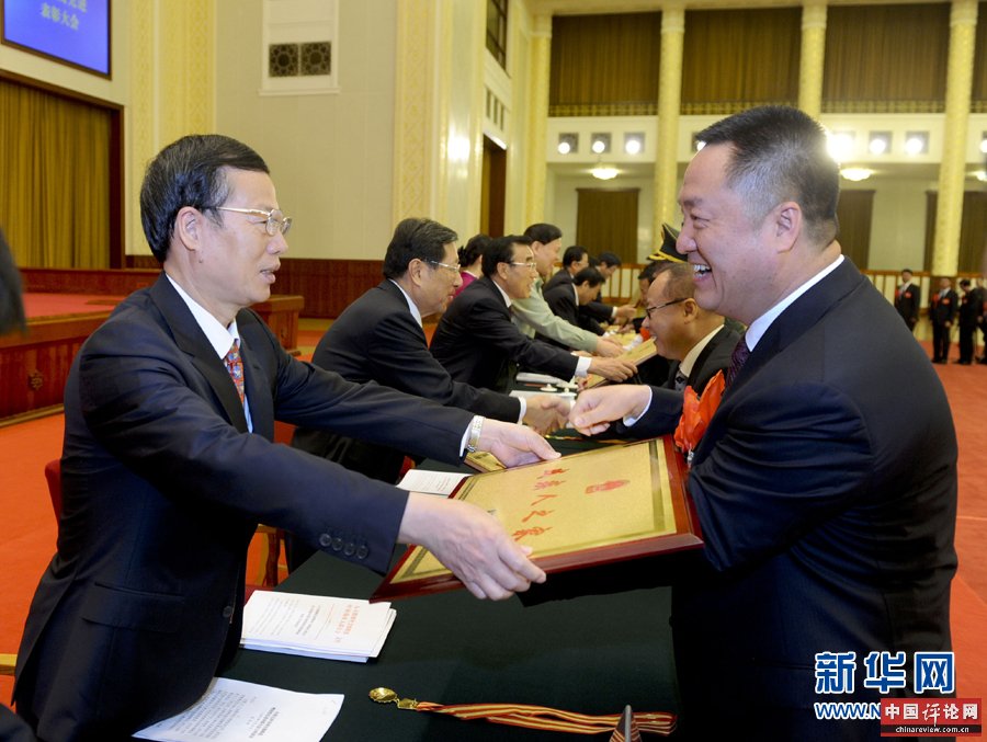 5月16日,中共中央政治局常委、国务院副总理张高丽在北京人民大会堂出席第五次全国自强模范暨助残先进集体和个人表彰大会并讲话。这是张高丽为获奖代表颁奖。 5月16日,中共中央政治局常委、国务院副总理张高丽在北京人民大会堂出席第五次全国自强模范暨助残先进集体和个人表彰大会并讲话。这是张高丽为获奖代表颁奖。