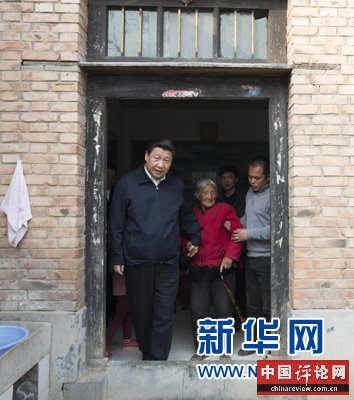 这是3月17日,习近平在河南省兰考县东坝头乡张庄村看望85岁老人张景枝。新华社记者 李学仁 摄 这是3月17日,习近平在河南省兰考县东坝头乡张庄村看望85岁老人张景枝。新华社记者 李学仁 摄