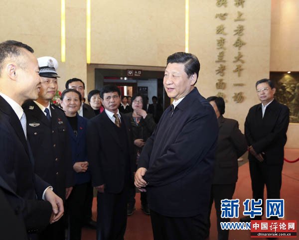 这是3月17日,习近平在河南省兰考县参观焦裕禄同志纪念馆时同焦裕禄亲属和基层模范干部代表亲切交流。新华社记者 丁林 摄 这是3月17日,习近平在河南省兰考县参观焦裕禄同志纪念馆时同焦裕禄亲属和基层模范干部代表亲切交流。新华社记者 丁林 摄