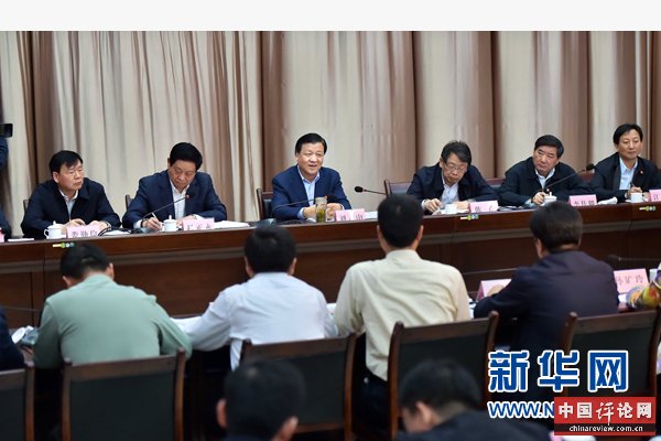这是5月18日,刘云山在陕西省礼泉县出席指导县委常委班子专题民主生活会。新华社记者 李涛 摄 这是5月18日,刘云山在陕西省礼泉县出席指导县委常委班子专题民主生活会。新华社记者 李涛 摄