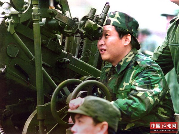 1997年11月，时任福建省委副书记、福建陆军预备役高炮师第一政委习近平体验某型高炮炮手训练。