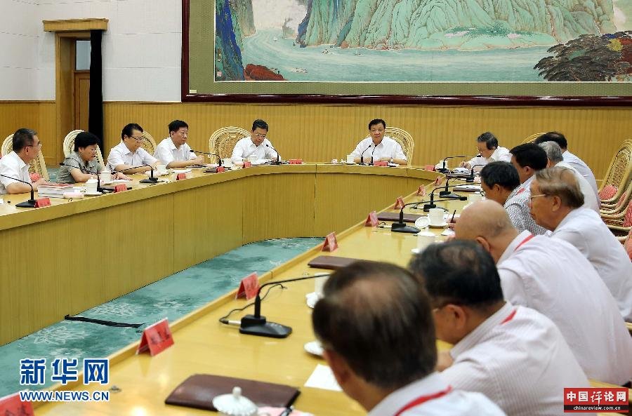 受习近平总书记委托，中共中央政治局常委、中央书记处书记刘云山在北戴河看望参加今年暑期休假活动的专家，并同大家进行座谈，代表党中央、国务院向各方面优秀人才致以亲切问候。新华社记者刘卫兵摄