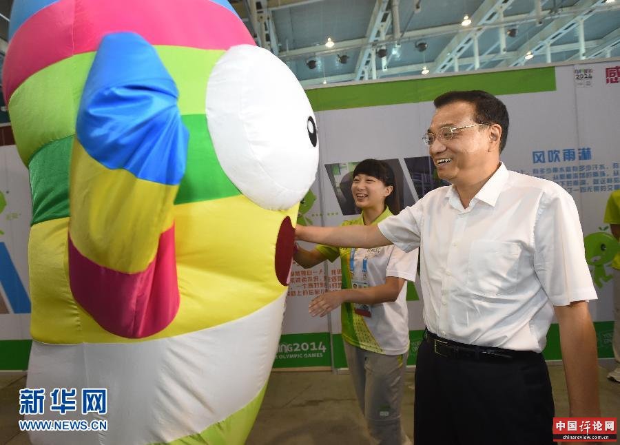 这是一名扮成青奥会吉祥物“砳砳”的志愿者表演后,李克强称赞他充满青春的活力。新华社记者马占成摄 这是一名扮成青奥会吉祥物“砳砳”的志愿者表演后,李克强称赞他充满青春的活力。新华社记者马占成摄