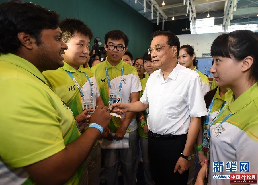 这是李克强与志愿者们亲切交谈。新华社记者马占成摄 这是李克强与志愿者们亲切交谈。新华社记者马占成摄