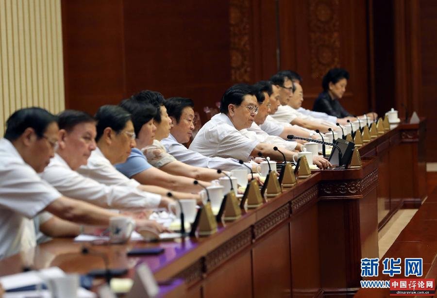 8月31日,十二届全国人大常委会第十次会议在北京人民大会堂闭幕。这是出席人员在表决。 新华社记者刘卫兵摄 8月31日,十二届全国人大常委会第十次会议在北京人民大会堂闭幕。这是出席人员在表决。 新华社记者刘卫兵摄