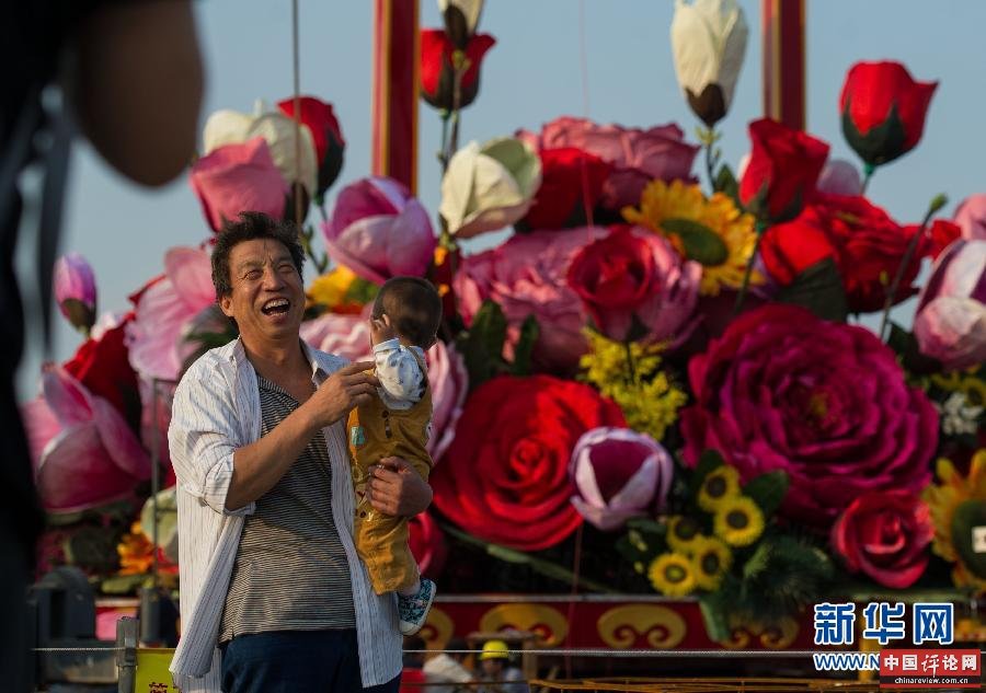 (晚报)(4)天安门广场“祝福祖国”立体花坛完成吊装