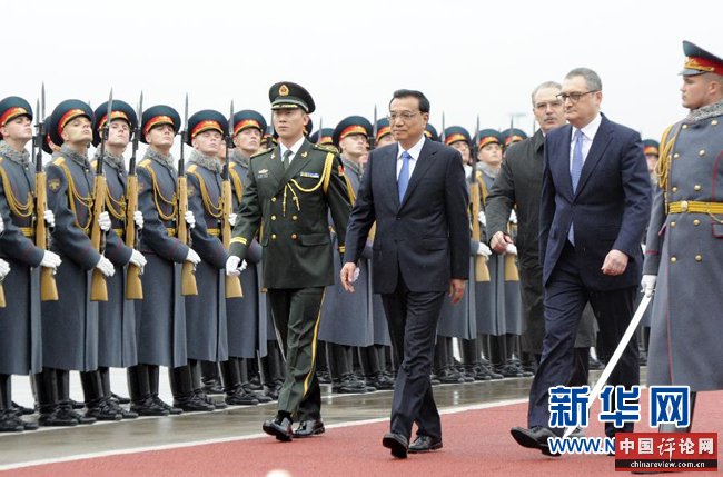 10月12日，中国国务院总理李克强乘专机抵达莫斯科，开始对俄罗斯进行正式访问并举行中俄总理第十九次定期会晤。俄方在机场举行隆重仪式，欢迎李克强总理。新华社记者 张铎 摄