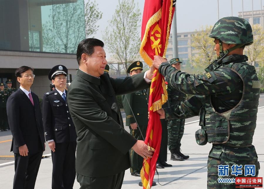 2014年4月9日，中共中央总书记、国家主席、中央军委主席习近平视察武警部队特种警察学院，并为“猎鹰突击队”授旗。这是习近平将队旗郑重授予“猎鹰突击队”大队长。新华社发