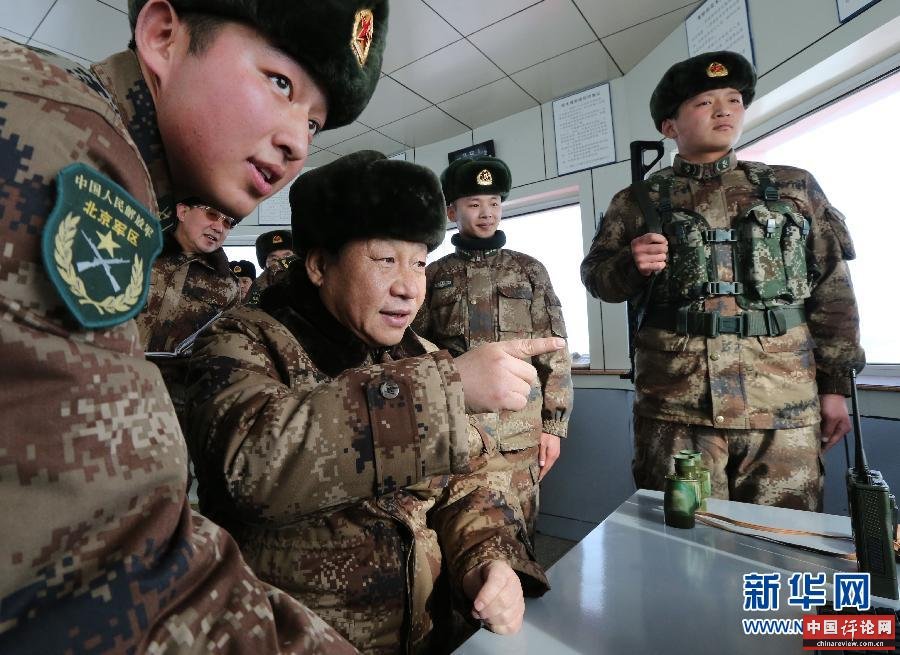 2014年1月26日，中共中央总书记、国家主席、中央军委主席习近平专程来到内蒙古军区边防某部，亲切看望慰问戍边官兵。这是习近平仔细察看三角山哨所执勤设施，动情地对执勤哨兵说：“今天，我和你们一起执勤站岗。”新华社发