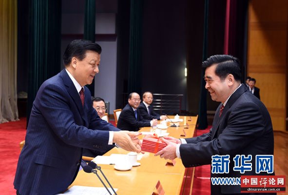 11月5日,中共中央党校举行2014年秋季学期第一批进修班毕业典礼。中共中央政治局常委、中央党校校长刘云山出席毕业典礼,并为学员颁发毕业证书。新华社记者饶爱民摄 11月5日,中共中央党校举行2014年秋季学期第一批进修班毕业典礼。中共中央政治局常委、中央党校校长刘云山出席毕业典礼,并为学员颁发毕业证书。新华社记者饶爱民摄