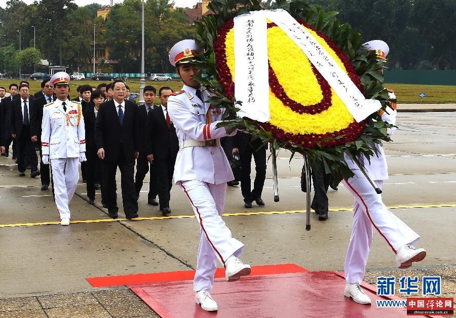 12月25日至27日,中共中央政治局常委、全国政协主席俞正声对越南进行正式访问。 这是12月27日,俞正声在河内瞻仰胡志明主席陵。新华社记者刘建生摄 12月25日至27日,中共中央政治局常委、全国政协主席俞正声对越南进行正式访问。 这是12月27日,俞正声在河内瞻仰胡志明主席陵。新华社记者刘建生摄