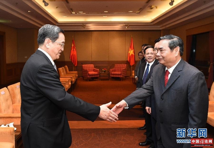 12月25日至27日,中共中央政治局常委、全国政协主席俞正声对越南进行正式访问。这是12月25日,俞正声在河内会见越共中央书记处常务书记黎鸿英。 新华社记者刘建生摄 12月25日至27日,中共中央政治局常委、全国政协主席俞正声对越南进行正式访问。这是12月25日,俞正声在河内会见越共中央书记处常务书记黎鸿英。 新华社记者刘建生摄