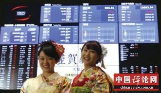 中国人带上坚挺的人民币欲砸晕日本 中国人带上坚挺的人民币欲砸晕日本