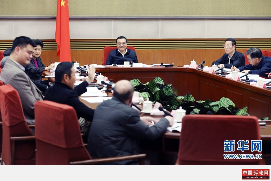 1月27日,国务院总理李克强在北京中南海主持召开座谈会,听取教育、科技、文化、卫生、体育界人士和基层群众代表对《政府工作报告(征求意见稿)》的意见和建议。 新华社记者 姚大伟 摄 1月27日,国务院总理李克强在北京中南海主持召开座谈会,听取教育、科技、文化、卫生、体育界人士和基层群众代表对《政府工作报告(征求意见稿)》的意见和建议。 新华社记者 姚大伟 摄
