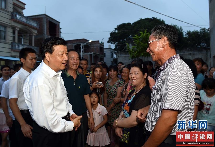 6月6日至8日,中共中央政治局常委、中央书记处书记刘云山在福建调研。这是6月6日,刘云山在漳州市东山县前何村同村民亲切交谈。新华社记者 饶爱民 摄 6月6日至8日,中共中央政治局常委、中央书记处书记刘云山在福建调研。这是6月6日,刘云山在漳州市东山县前何村同村民亲切交谈。新华社记者 饶爱民 摄