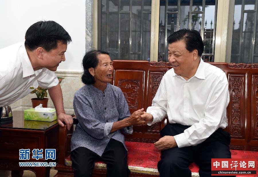6月6日至8日,中共中央政治局常委、中央书记处书记刘云山在福建调研。这是6月6日,刘云山到漳州市东山县前何村村民家中看望。 新华社记者 饶爱民 摄 6月6日至8日,中共中央政治局常委、中央书记处书记刘云山在福建调研。这是6月6日,刘云山到漳州市东山县前何村村民家中看望。 新华社记者 饶爱民 摄