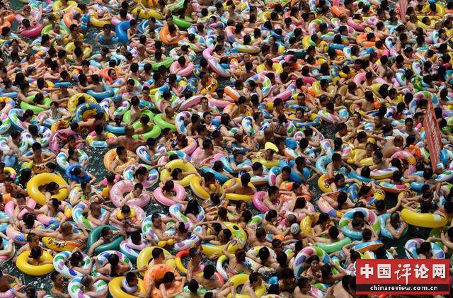 四川多地遭遇高温天气 “死海”成“人海”