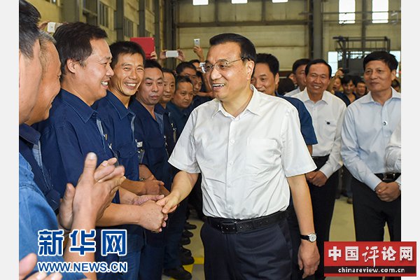 这是9月23日,李克强在洛阳矿山机械厂同工人们亲切交谈。新华社记者谢环驰摄 这是9月23日,李克强在洛阳矿山机械厂同工人们亲切交谈。新华社记者谢环驰摄
