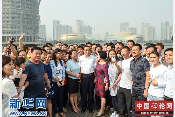 这是9月25日,李克强在郑州郑东新区同市民合影留念。新华社记者谢环驰摄 这是9月25日,李克强在郑州郑东新区同市民合影留念。新华社记者谢环驰摄