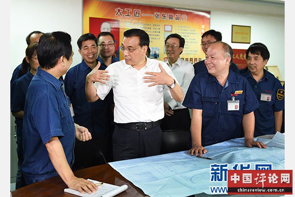 这是9月23日,李克强在洛阳矿山机械厂同工人们亲切交谈。新华社记者谢环驰摄 这是9月23日,李克强在洛阳矿山机械厂同工人们亲切交谈。新华社记者谢环驰摄