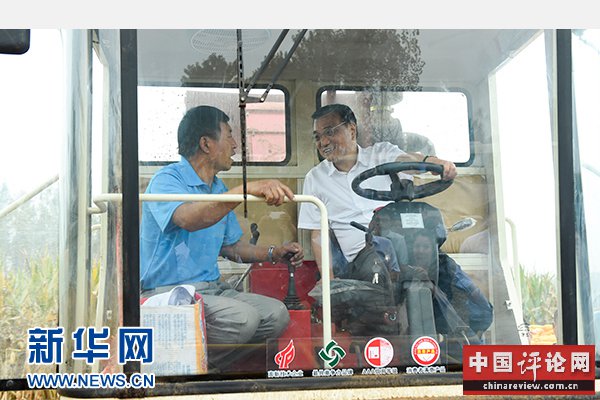 这是9月24日,李克强在长葛考察高标准农田时与当地农民亲切交谈。新华社记者谢环驰摄 这是9月24日,李克强在长葛考察高标准农田时与当地农民亲切交谈。新华社记者谢环驰摄