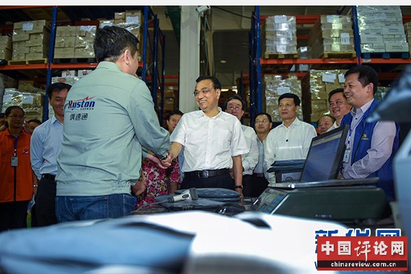 这是9月24日,李克强在河南保税物流中心考察跨境电子商务。新华社记者谢环驰摄 这是9月24日,李克强在河南保税物流中心考察跨境电子商务。新华社记者谢环驰摄