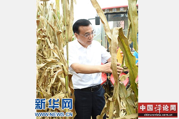 这是9月24日,李克强到长葛高标准农田察看玉米收成。新华社记者谢环驰摄 这是9月24日,李克强到长葛高标准农田察看玉米收成。新华社记者谢环驰摄