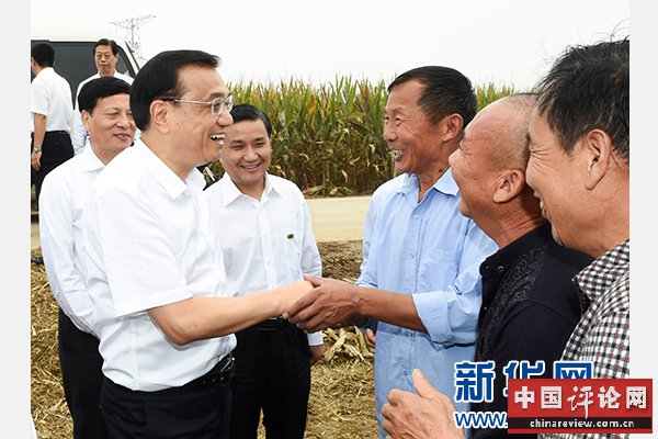 9月23日至25日,中共中央政治局常委、国务院总理李克强在河南考察。这是9月24日,李克强在长葛考察高标准农田时与当地农民亲切交谈。新华社记者谢环驰摄 9月23日至25日,中共中央政治局常委、国务院总理李克强在河南考察。这是9月24日,李克强在长葛考察高标准农田时与当地农民亲切交谈。新华社记者谢环驰摄