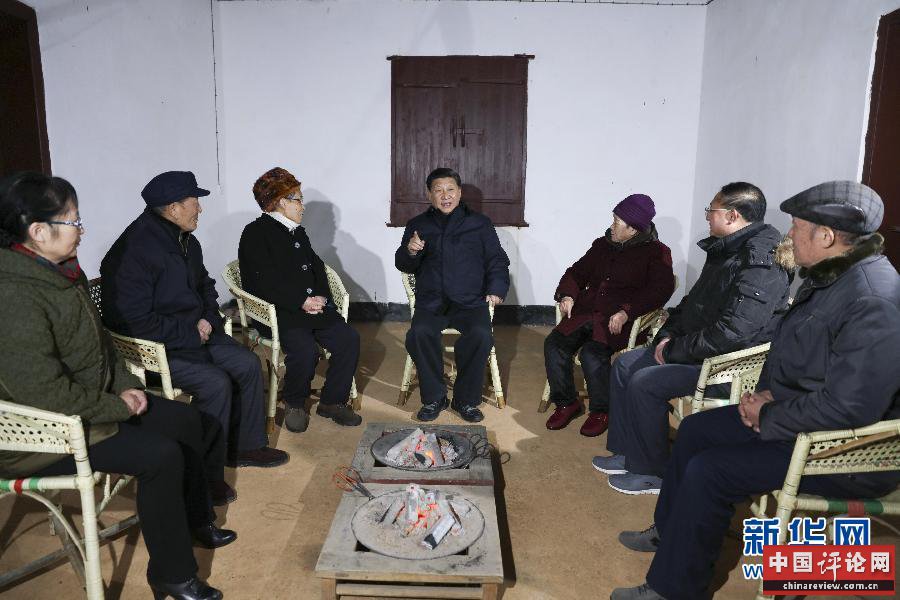 这是2月2日，习近平在井冈山八角楼革命旧址群看望革命烈士后代和先进人物代表，同他们亲切交谈。新华社记者兰红光摄