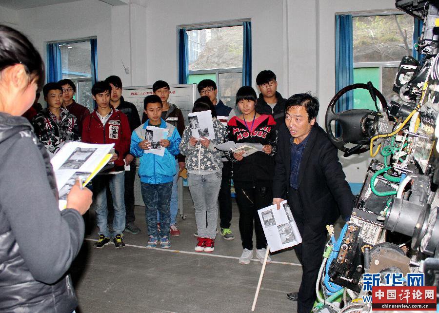 学生在河北阜平县职教中心梦翔汽车培训基地内上实训课(2015年11月18日摄)。新华社发 学生在河北阜平县职教中心梦翔汽车培训基地内上实训课(2015年11月18日摄)。新华社发