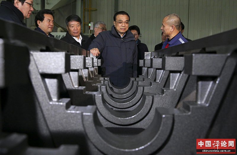 2016年2月2日,李克强考察宁夏共享装备股份有限公司。这家成立于1966年的老铸造国企通过改制,创新焕发生机,在铸造业3D打印上取得革命性突破。总理称赞其已从“傻大黑粗”变成“窈窕淑女”,展示了“中国制造2025+互联网”的融合,是新旧动能转换的生动体现。 2016年2月2日,李克强考察宁夏共享装备股份有限公司。这家成立于1966年的老铸造国企通过改制,创新焕发生机,在铸造业3D打印上取得革命性突破。总理称赞其已从“傻大黑粗”变成“窈窕淑女”,展示了“中国制造2025+互联网”的融合,是新旧动能转换的生动体现。